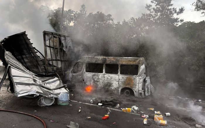 Com uma faca e ajuda de outros motoristas, ele conseguiu retirar todos os ocupantes da van (Foto: Divulgação/CBMSC)
