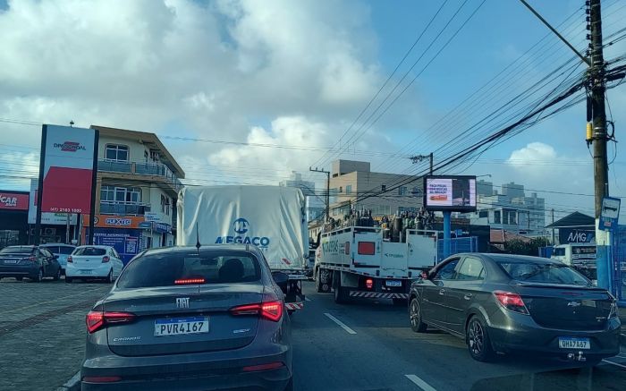 BR 101 em Balneário Camboriú tem fila longa e trânsito travado