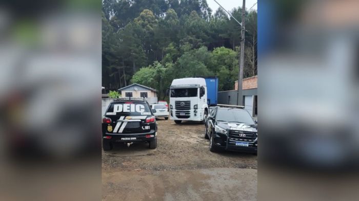 Investigadores apreenderam veículos e documentos (Foto: PCSC)