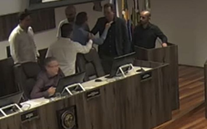 Briga calorosa foi na noite de quarta-feira (Reprodução)