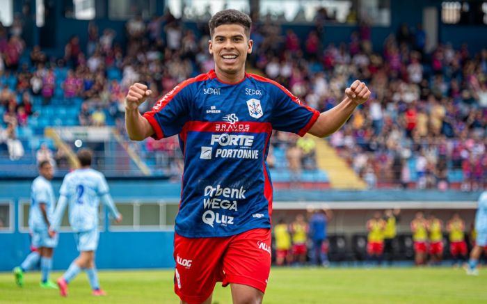 Meia Cesinha marcou quatro gols em 12 jogos na Copa SC (Foto: Vica Bueno)