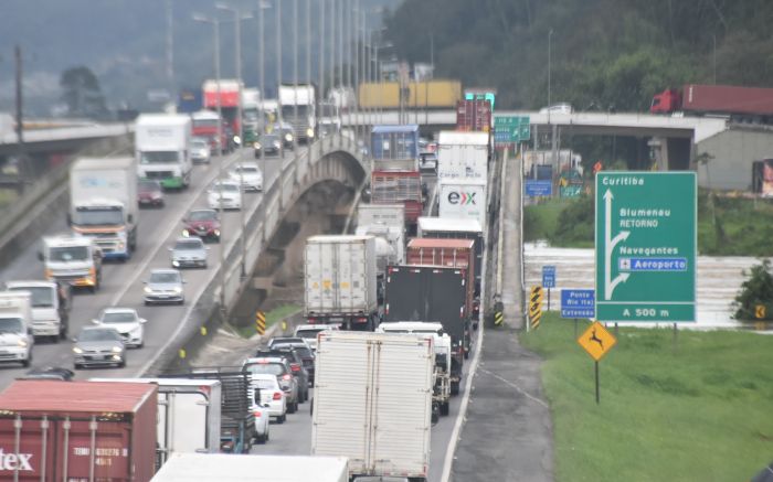 BR 101 tem 20 km de congestionamento no sentido Itajaí