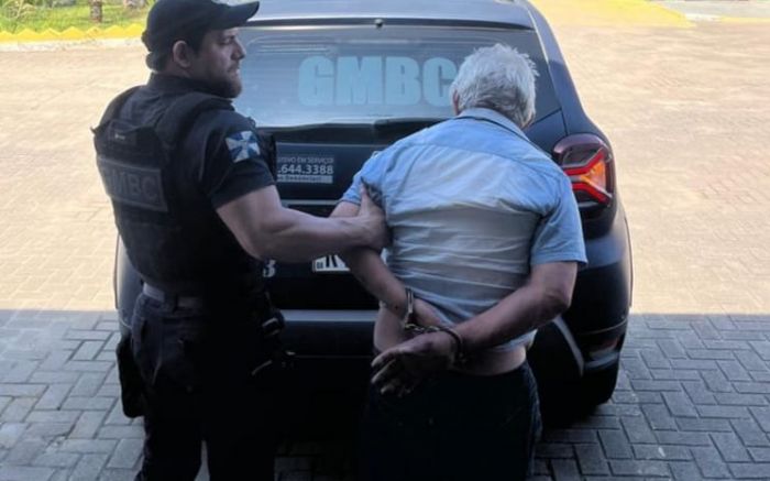 O homem foi contido por testemunhas até a chegada da Guarda Municipal (Foto: Divulgação/GMBC)