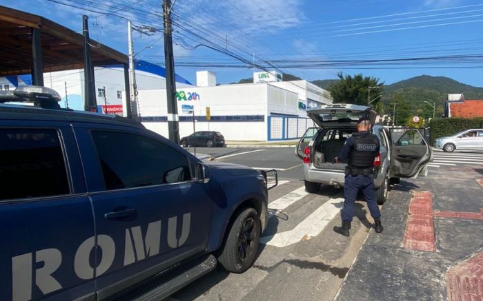 Tucson estava com as placas trocadas, documento adulterado e chassi modificado (Foto: Divulgação/GMBC)