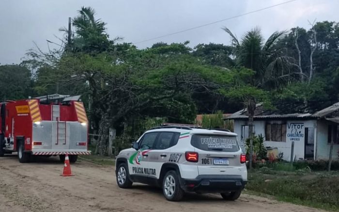 Teto da casa desabou com o avanço das chamas (Fotos: Bombeiros voluntários/Divulgação)