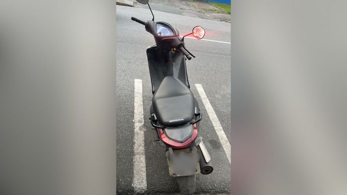 Motoneta estava parada perto do ginásio Gabriel Collares, segundo a PM (Foto: PM)