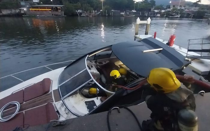 Lancha estava atracada numa marina na avenida Normando Tedesco (Foto: Divulgação/CBMSC)