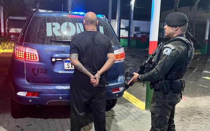 Ele estava com mandado de prisão em aberto e foi detido na madrugada desta segunda-feira