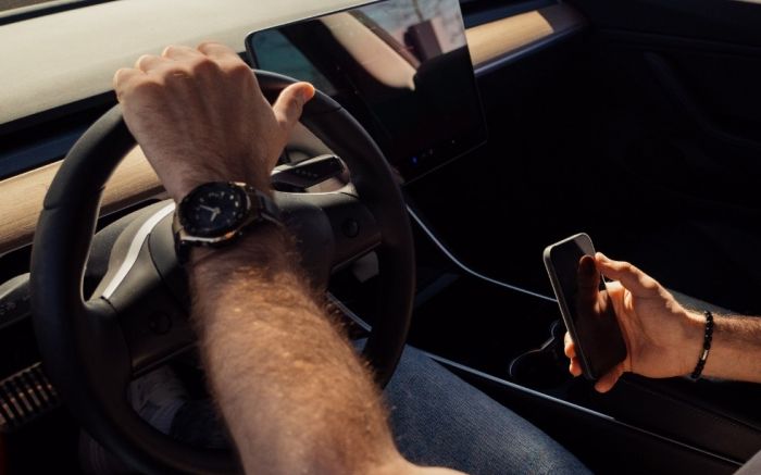 Mercedes ficou retida até que uma motorista sóbria assumiu o volante (Foto: Ilustrativa/Envato)