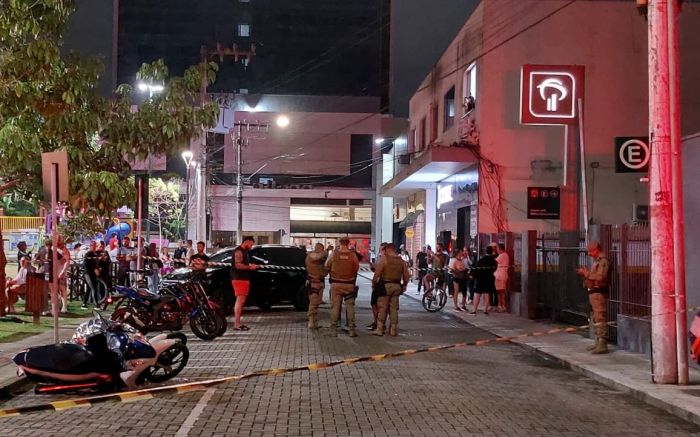 Vizinhança ouviu os disparos e encontrou o homem sem vida