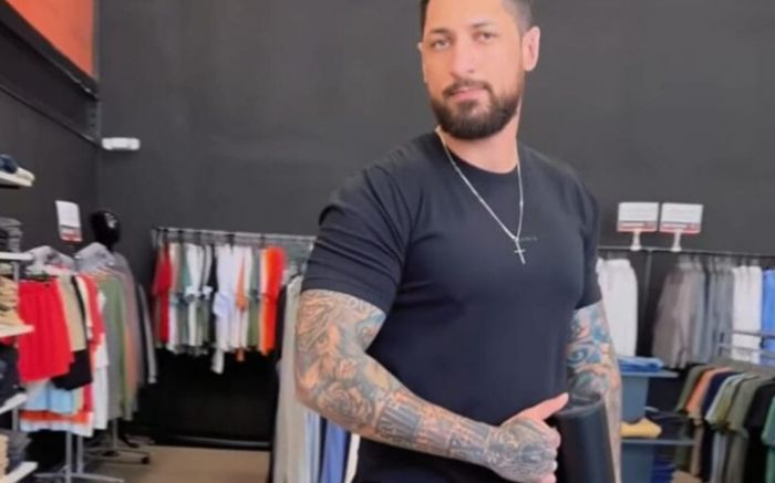 Mulher entrou em um carro na rua 15 de novembro, possivelmente com um comparsa ou motorista de aplicativo (Foto: Redes sociais)