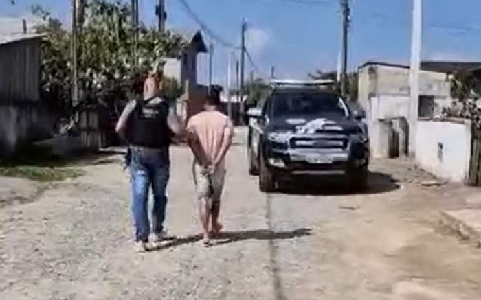 Homem de 46 anos se aproveitava quando os pequenos visitavam a avó