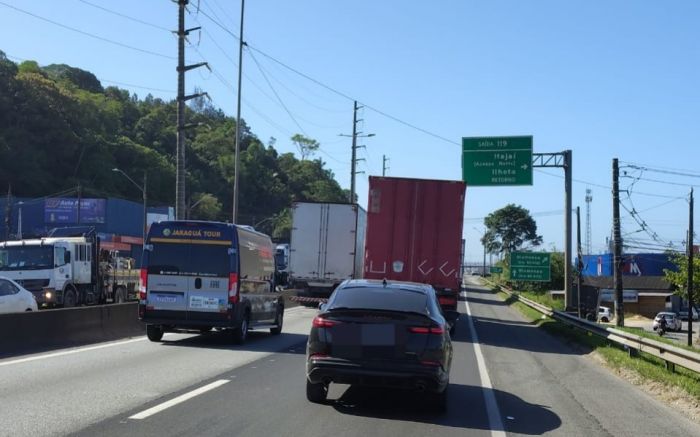 Dia de sol é de congestionamento intenso no caminho pras praias