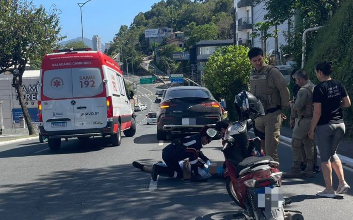 Motociclista foi pro chão e recebeu atendimento do Samu (Foto: Divulgação/GMBC)