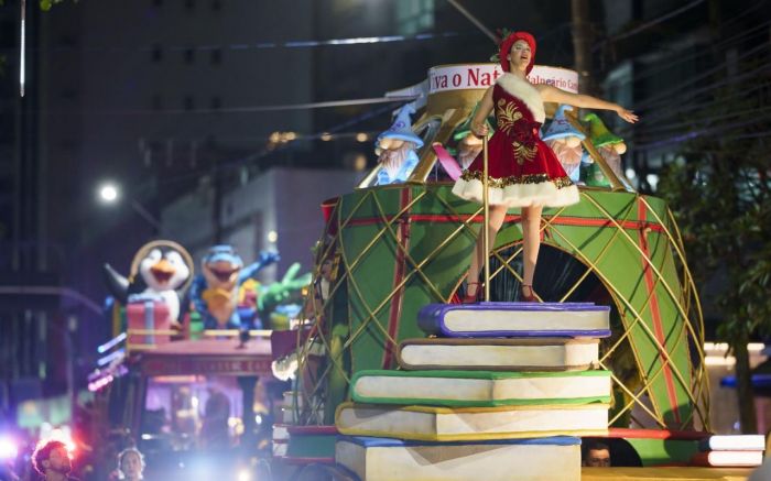 Legenda: O segundo Desfile de Natal toma conta da avenida Atlântica neste sábado, a partir das 20h (Foto: Divulgação)