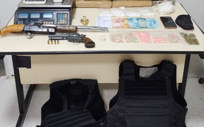 Um revólver e cinco munições, incluindo uma caseira, também foram encontrados (Foto: Divulgação/PMSC)