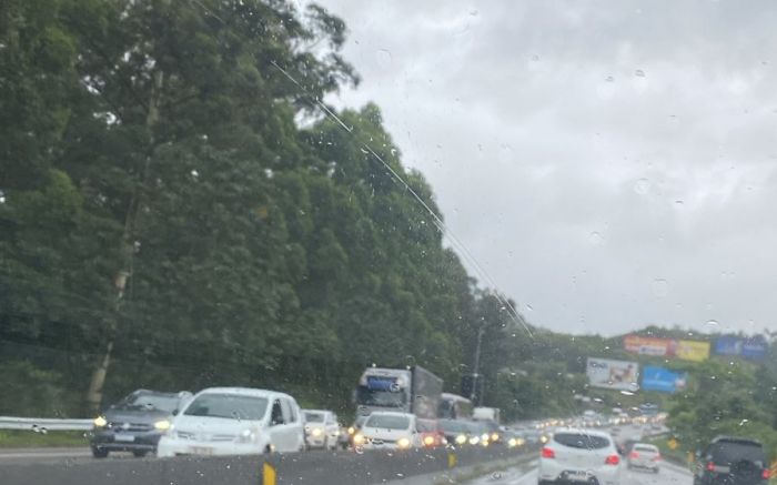 BR 101 tem 30 km de filas entre Porto Belo e Itajaí