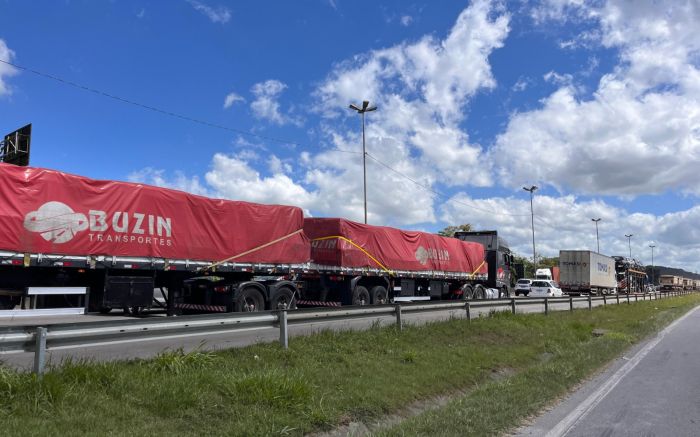 BR 101 tem os dois trechos travados nesta manhã