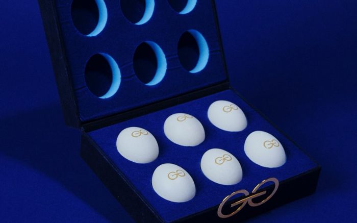 Os Grayovos chegam em estojo de veludo azul com detalhes dourados (Foto: Divulgação)