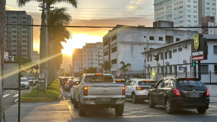 Final de tarde é tomado por longas filas na região