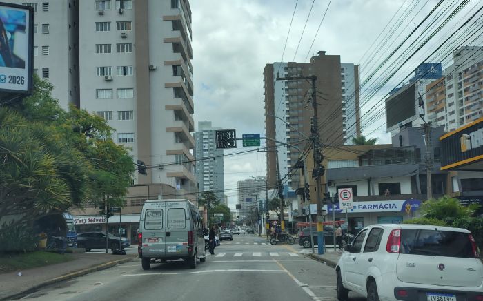 Todas as sinaleiras da avenida Osvaldo Reis e da rua Uruguai ficaram apagadas (Foto: Fran Marcon )