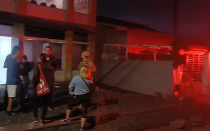 Servidores estranharam que servidores e vereadores puderam entrar, e o público acabou barrado (Foto: Divulgação / Sindifoz e Arquivo)