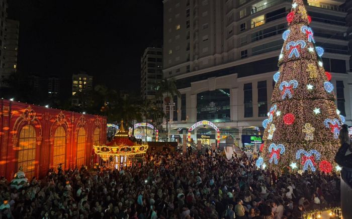 Praça ficou cheia para receber Papai Noel e a abertura oficial (Foto: Camila Diel)