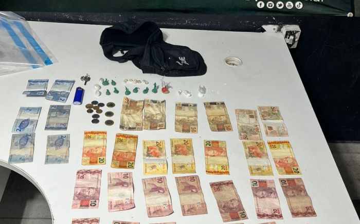 Polícia apreendeu porções prontas para o tráfico e mais de R$ 600 (Foto: PM)