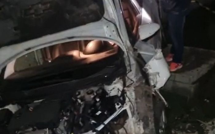 Poste ficou pendurado pela fiação após batida em frente ao Extasy Motel, em Navegantes (Foto: Reprodução)