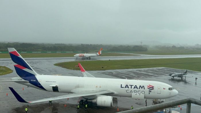 Gigante chegou e partiu de Navegantes na manhã desta quarta-feira (Foto: Valéria Berti)