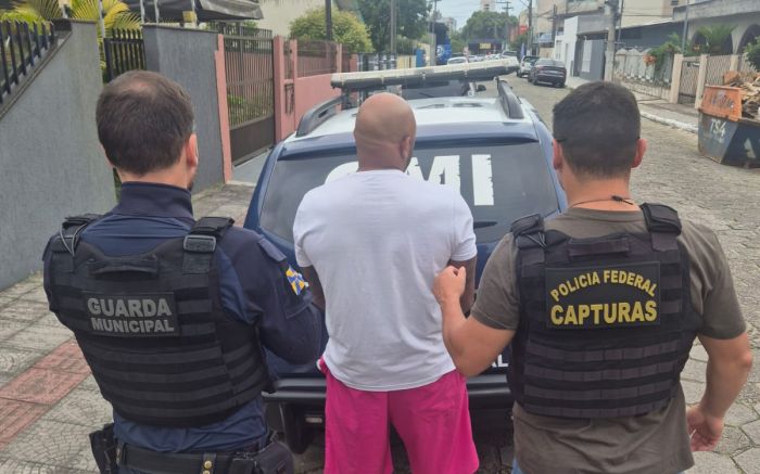 PF e Guarda Municipal fizeram a prisão (Foto: Divulgação PCSC)