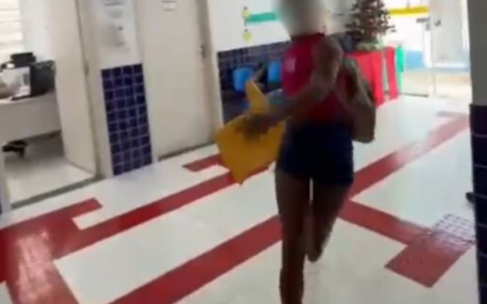 Agressora acertou a gerente da UBS com uma cadeira após acusar a unidade de racismo (Foto: Leitora)