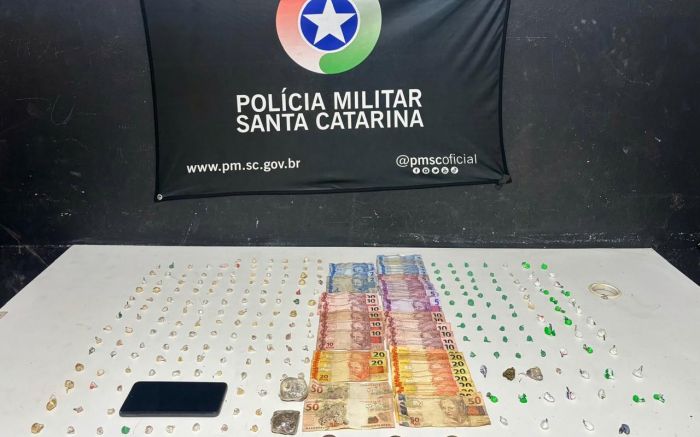 Com a dupla, a PM achou crack, cocaína, maconha e dinheiro (Foto: PM)