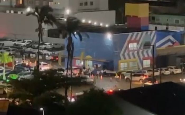 Integrantes da igreja se reuniram do lado de fora para adoração (Foto: Leitor)