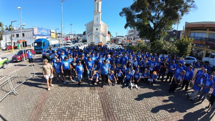 Mais de 200 pessoas participaram da ação de limpeza (Foto: Divulgação - Prefeitura de Camboriú - Sérgio Bastos) 