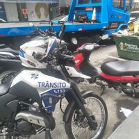 Biz com licenciamento vencido há oito anos é guinchada