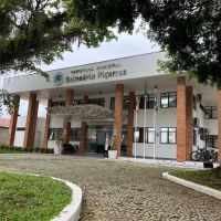TCE aponta horas extras irregulares e excesso de comissionados na prefeitura