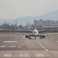 Avião da Azul faz pouso de emergência em Navegantes