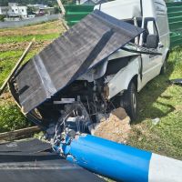 Poste parte ao meio após batida violenta