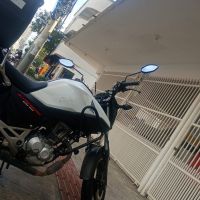 Motorista foge após jogar carro contra moto e ferir trabalhador