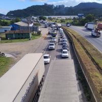 Trânsito tá completamente travado na BR 101