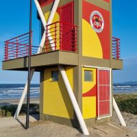 Salva-vidas avista, de binóculo, adolescente desacordado no mar