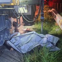 Motociclista e passageiro morrem ao bater em caminhão parado de obras na SC 414