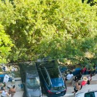 Carros ficam pendurados no canal do Marambaia