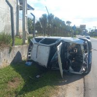 Motorista capota carro e foge