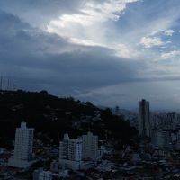 Com alerta de ciclone, SC cancela aulas na rede estadual na terça