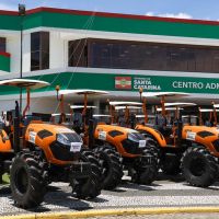 Novos tratores são entregues para pescadores artesanais de 18 cidades