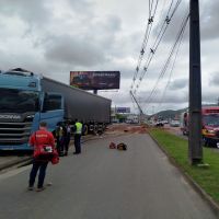 Caminhão sai da pista, derruba postes e atinge carros na Antônio Heil