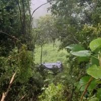 Carro de ex-candidata à prefeita despenca em ribanceira