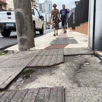 Calçadas precárias causam risco de quedas em Itajaí